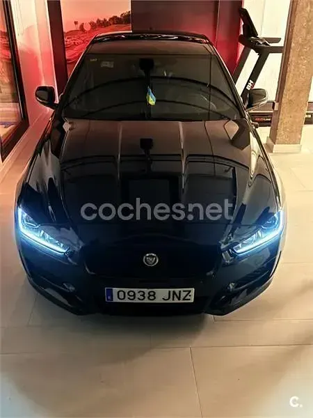 Usado Jaguar XE R-Sport 180 CV (132 kW) 2016 Negro Berlina