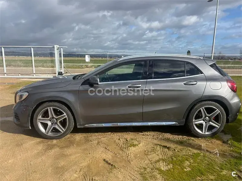 Usado Mercedes GLA200 AMG line 136 CV (100 kW) 2018 Gris / plata SUV