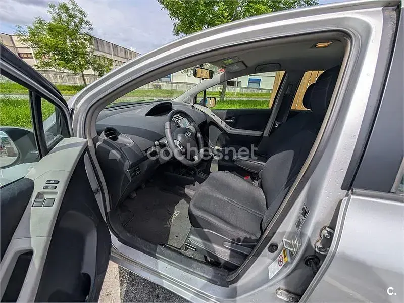 Usado Toyota Yaris Luna 87 CV (63 kW) 2008 Gris / plata Utilitario