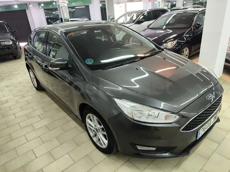 Usado Ford Focus Trend 100 CV (73 kW) 2016 Gris / plata Berlina