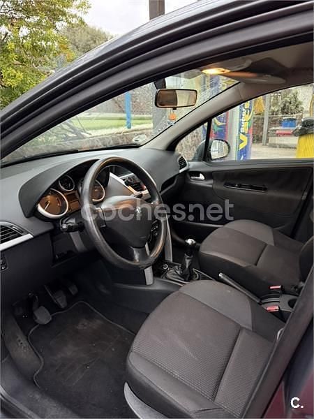 Usado Peugeot 207 70 CV (51 kW) 2011 Azul Berlina