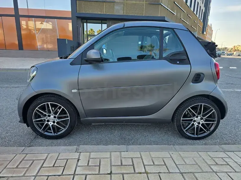 Usado Smart ForTwo Cabrio Brabus 109 CV (80 kW) 2018 Gris / plata Descapotable