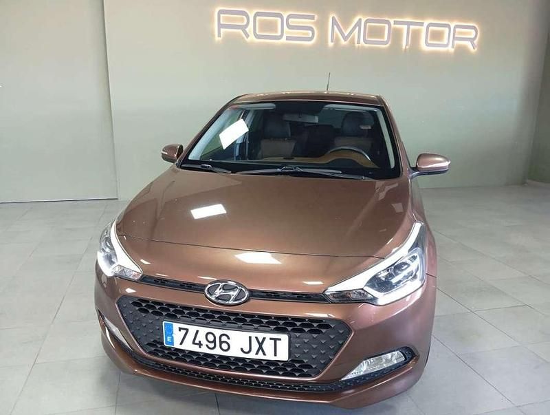 Usado Hyundai i20 84 CV (61 kW) 2017 Marrón Utilitario