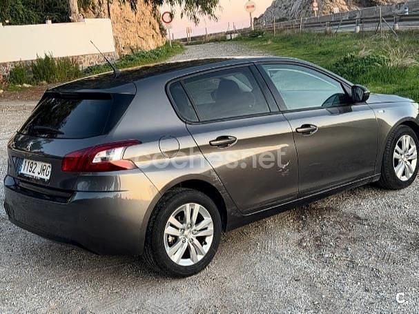 Usado Peugeot 308 Active 100 CV (73 kW) 2016 Gris / plata Berlina