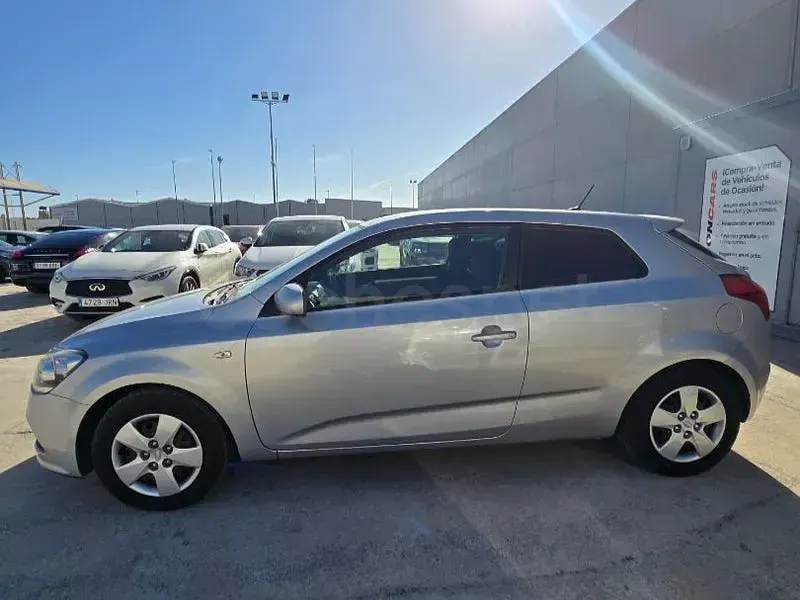 Begagnad Kia Ceed Plus 90 HK (66 kW) 2012 Grå Halvkombi