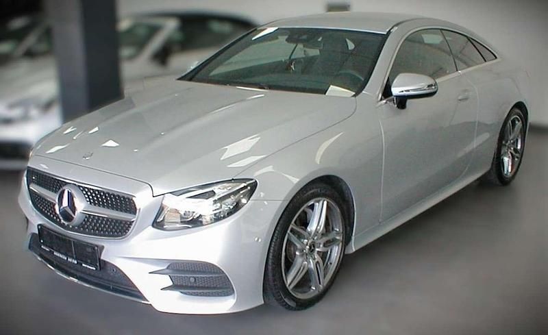 Usado Mercedes E220 AMG 194 CV (142 kW) 2018 Plateado Coupe