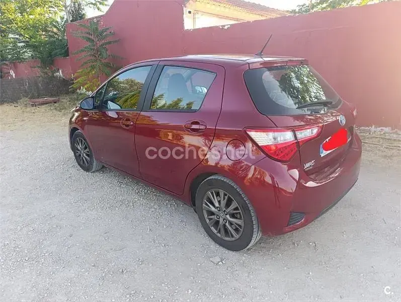 Usado Toyota Yaris Hybrid Active 100 CV (73 kW) 2018 Rojo Berlina