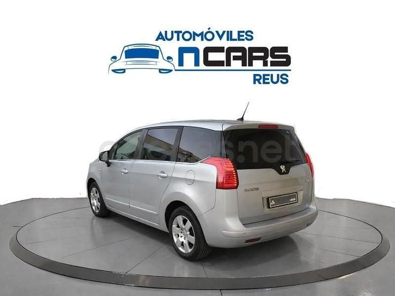 Usado Peugeot 5008 Business-Line 112 CV (82 kW) 2011 Gris / plata Monovolumen