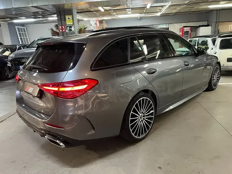 Usado Mercedes C220 200 CV (147 kW) 2022 Gris / plata Familiar
