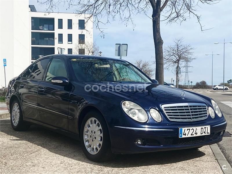 Usado Mercedes E220 Elegance 150 CV (110 kW) 2005 Azul Berlina