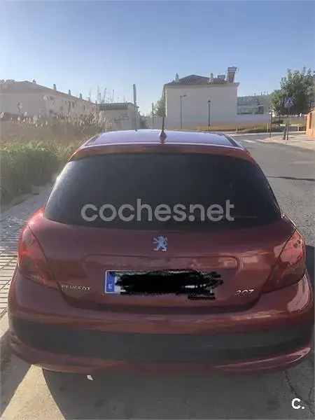Usado Peugeot 207 70 CV (51 kW) 2009 Rojo Berlina
