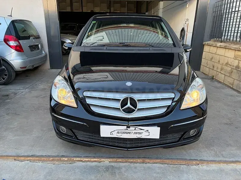 Usado Mercedes B200 140 HP (102 kW) 2007 Preto Monovolume