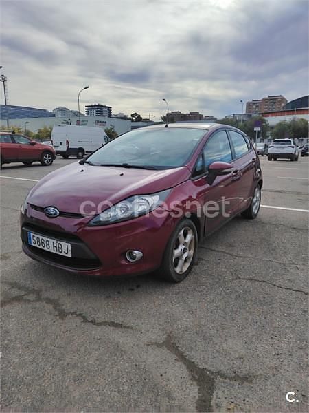 Usado Ford Fiesta Trend 82 CV (60 kW) 2009 Granate Utilitario