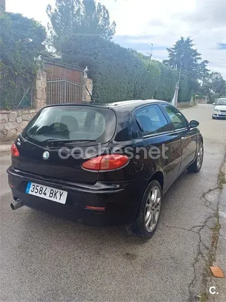 Usado Alfa Romeo 147 Distinctive 120 CV (88 kW) 2001 Negro Utilitario