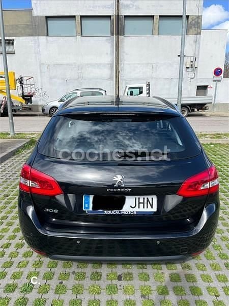 Usado Peugeot 308 SW Allure 130 CV (95 kW) 2015 Negro Familiar