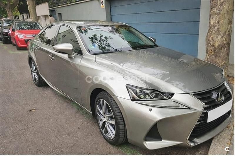 Usado Lexus IS300h Executive Line 223 CV (164 kW) 2017 Gris / plata Berlina