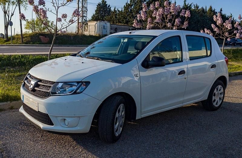 Usado Dacia Sandero Ambiance 75 CV (55 kW) 2015 Blanco Berlina