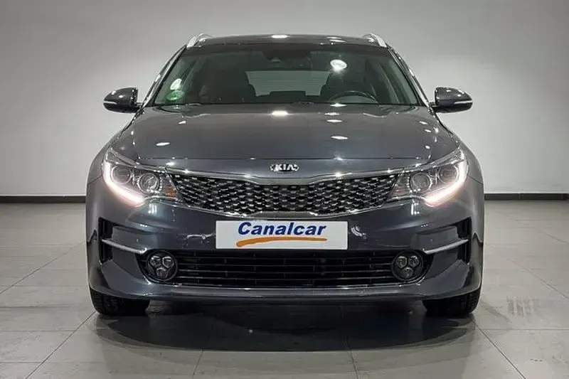Usado Kia Optima 136 CV (100 kW) 2022 Gris / plata Familiar