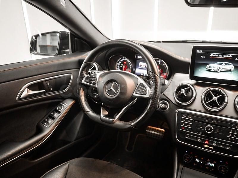 Usado Mercedes CLA180 Shooting Brake OrangeArt Edition 122 CV (89 kW) 2015 Negro Familiar