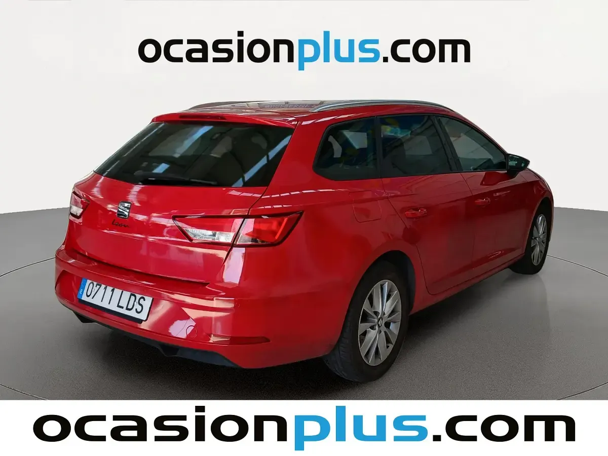 Usado Seat Leon Style 130 CV (95 kW) 2020 Rojo Monovolumen