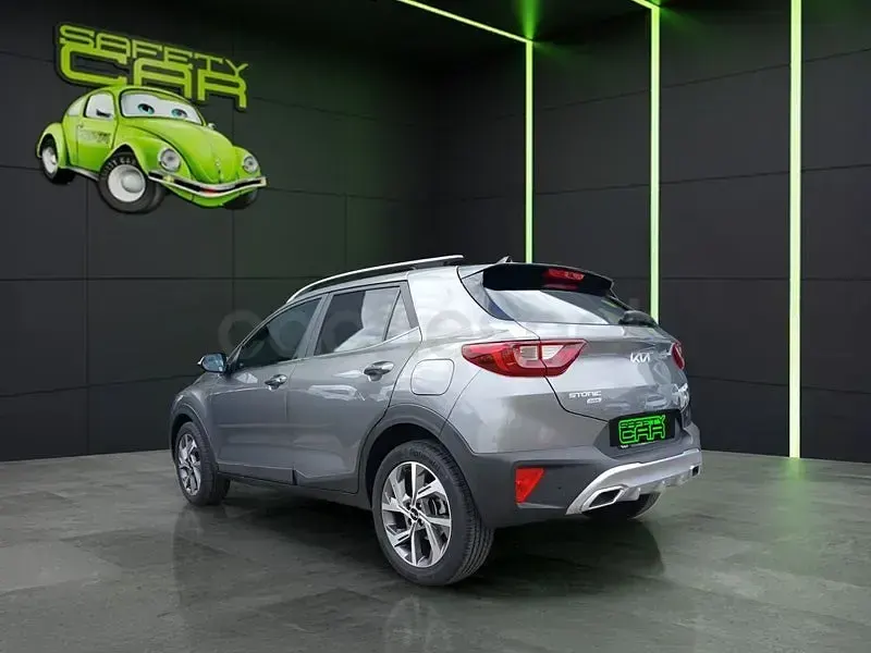 Usado Kia Stonic GT-Line 101 CV (74 kW) 2025 Gris / plata SUV