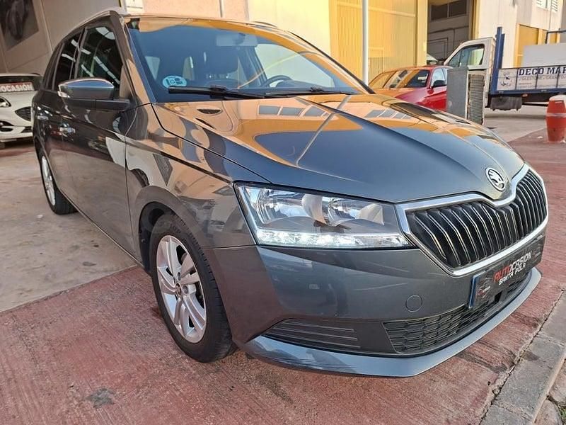 Usado Skoda Fabia Ambition 95 CV (69 kW) 2021 Gris / plata Familiar