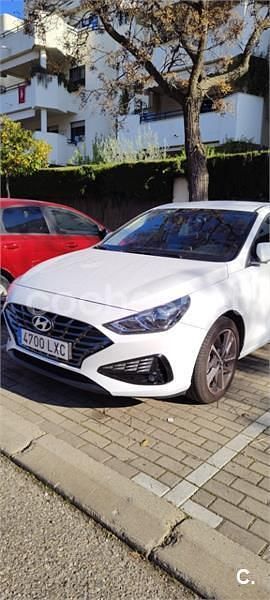 Usado Hyundai i30 110 CV (80 kW) 2022 Blanco Berlina