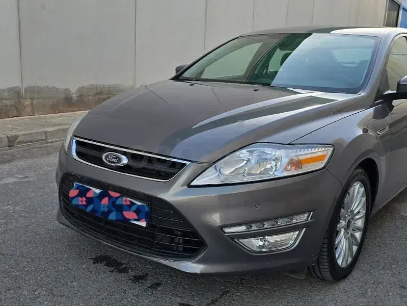 Usado Ford Mondeo Limited 140 CV (102 kW) 2013 Gris / plata Berlina