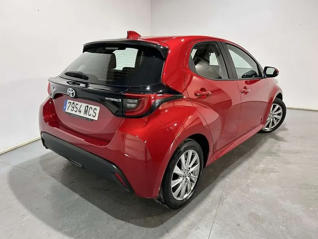 Usado Toyota Yaris Active 116 CV (85 kW) 2022 Rojo Utilitario