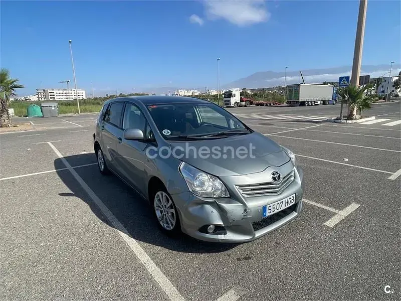 Usado Toyota Verso Active 126 CV (92 kW) 2011 Gris / plata Monovolumen