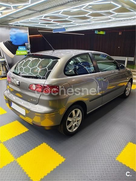 Usado Seat Ibiza 75 CV (55 kW) 2003 Gris / plata Berlina