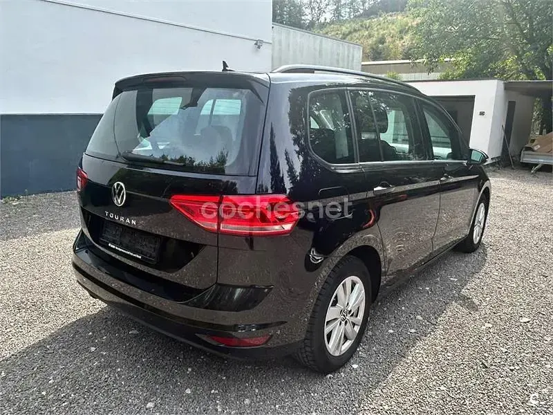 Usado VW Touran Life 150 CV (110 kW) 2023 Negro Monovolumen