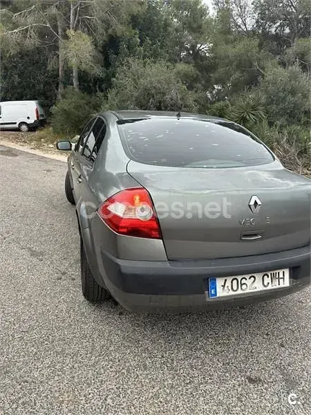Usado Renault Mégane Dynamique 100 CV (73 kW) 2004 Gris / plata Berlina