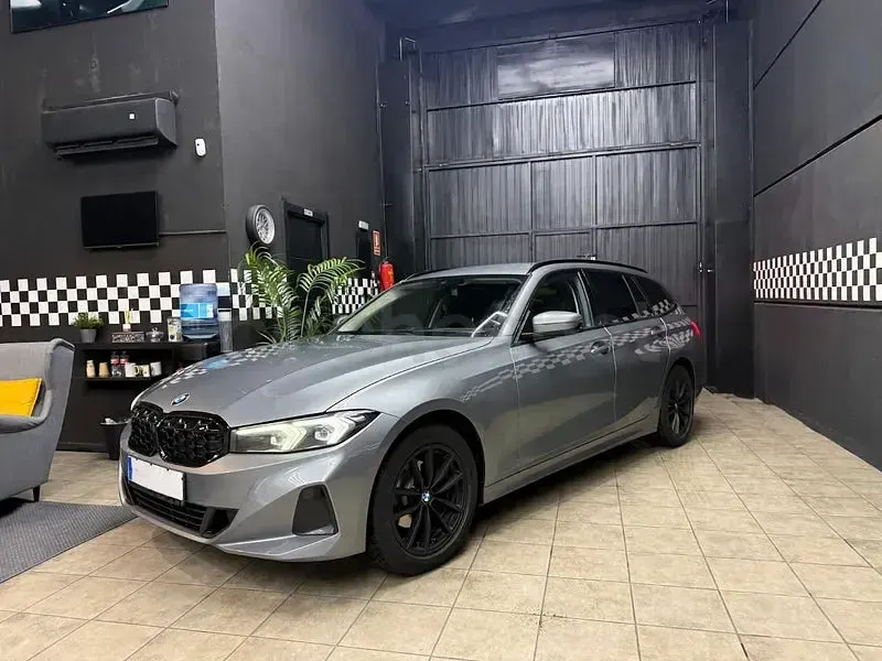 Usado BMW 318 Shadowline 150 CV (110 kW) 2023 Gris / plata Familiar