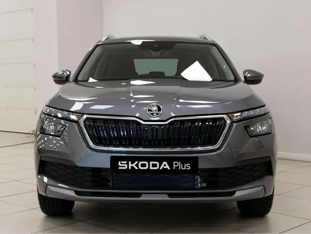 Usado Skoda Kamiq Ambition 110 CV (80 kW) 2023 Gris SUV