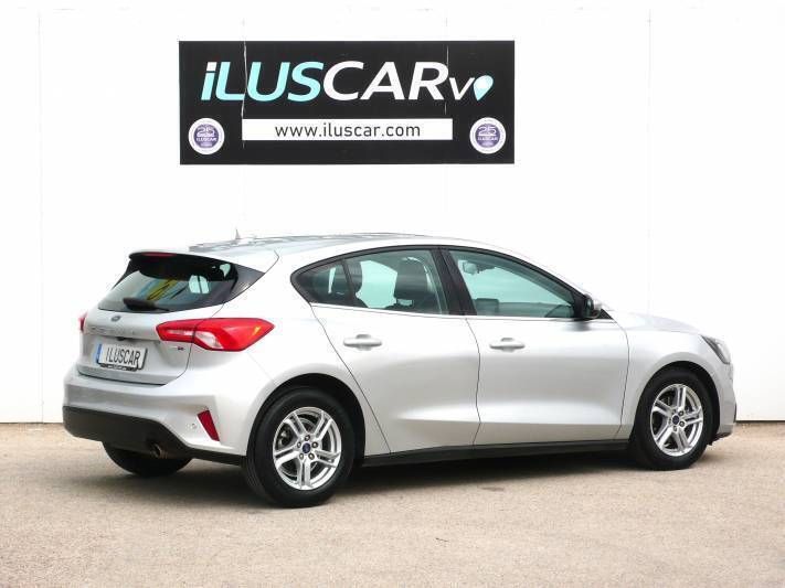 Usado Ford Focus Trend 125 CV (91 kW) 2021 Plata perla moondust Berlina