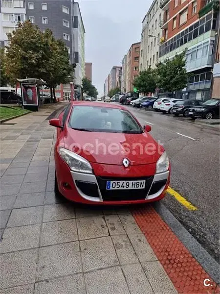 Usado Renault Mégane III Dynamique 105 CV (77 kW) 2011 Rojo Berlina