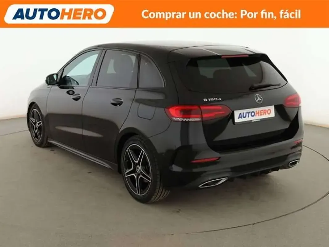 Usado Mercedes B180 AMG line 116 CV (85 kW) 2022 Negro Utilitario
