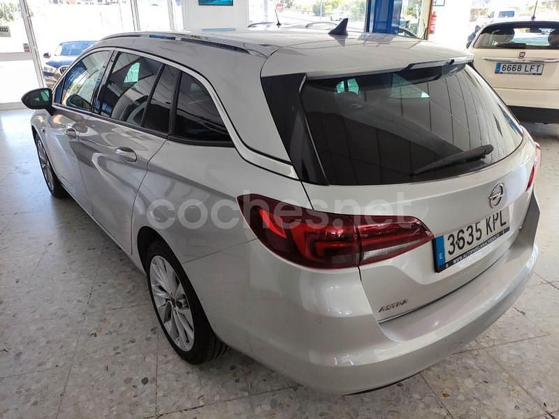 Usado Opel Astra Innovation 136 CV (100 kW) 2018 Gris / plata Familiar