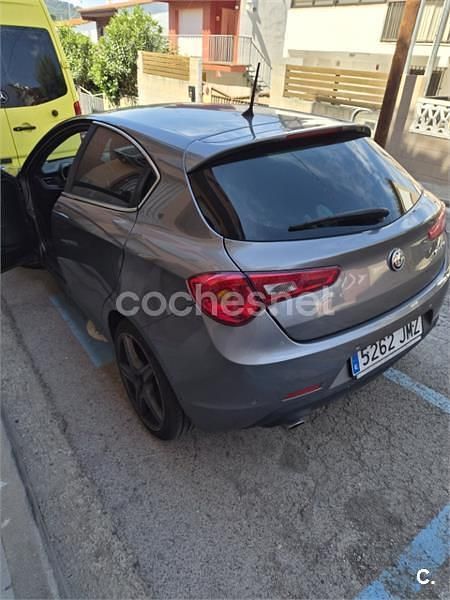 Usado Alfa Romeo Giulietta Super 120 CV (88 kW) 2016 Gris / plata Utilitario