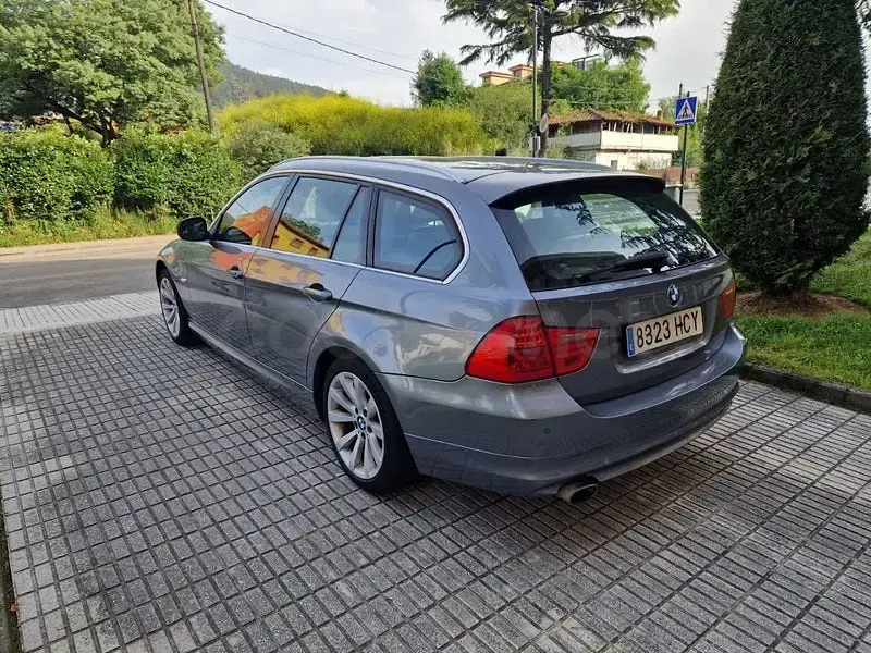 Usado BMW 318 143 CV (105 kW) 2011 Gris / plata Familiar
