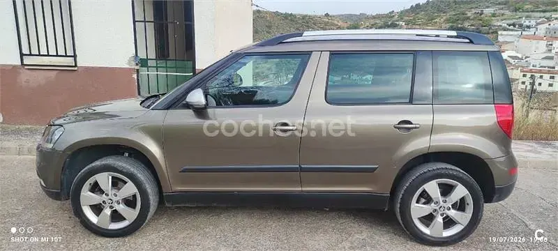 Usado Skoda Yeti Elegance 110 CV (80 kW) 2015 Marrón SUV