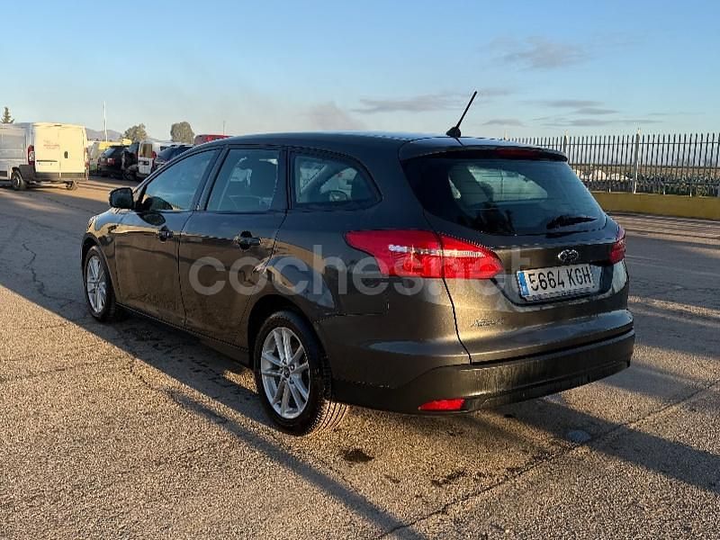 Usado Ford Focus Trend 125 CV (91 kW) 2018 Gris / plata Familiar