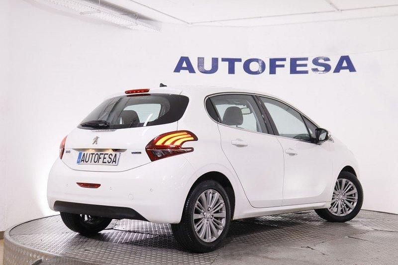 Usado Peugeot 208 Allure 82 CV (60 kW) 2016 Blanco Utilitario