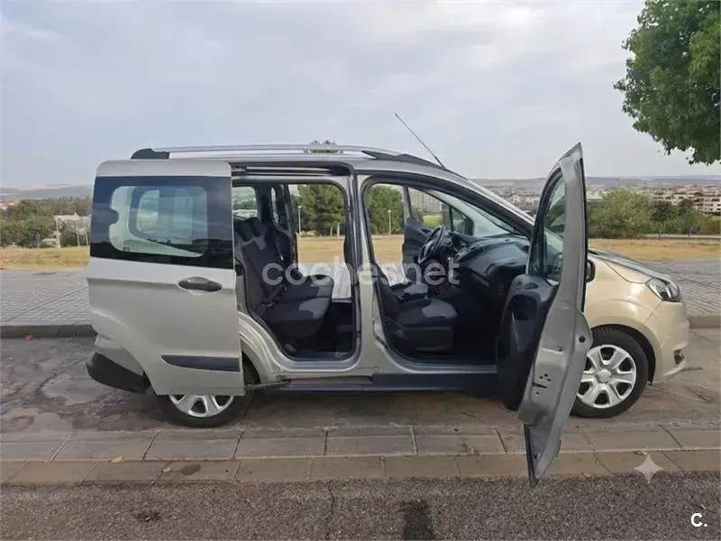 Usado Ford Tourneo Courier Trend 75 CV (55 kW) 2015 Beige Monovolumen
