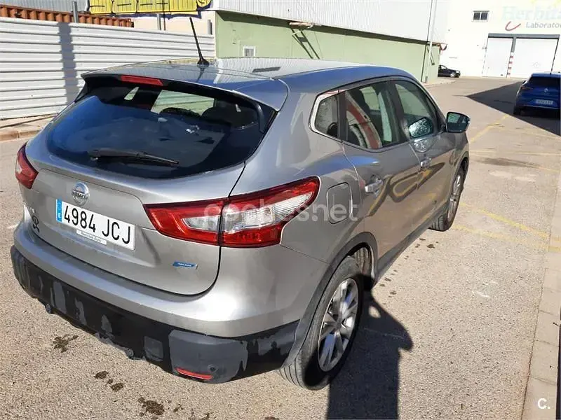Usado Nissan Qashqai Acenta 110 CV (80 kW) 2015 Gris / plata SUV