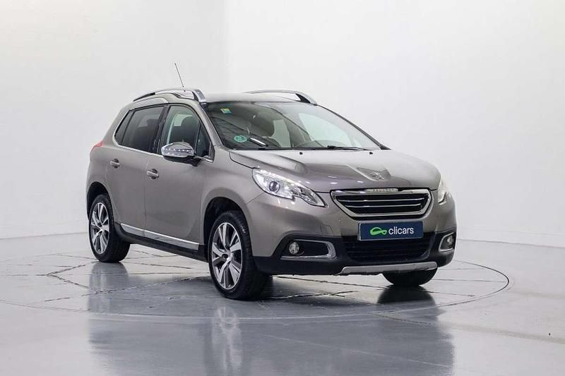 Usado Peugeot 2008 Allure 120 CV (88 kW) 2015 Gris SUV