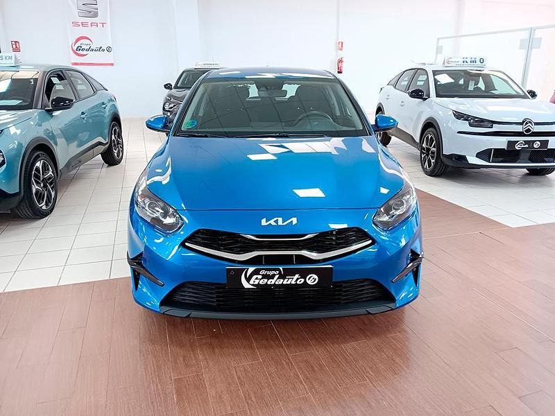 Usado Kia Ceed 136 CV (100 kW) 2024 Azul Utilitario