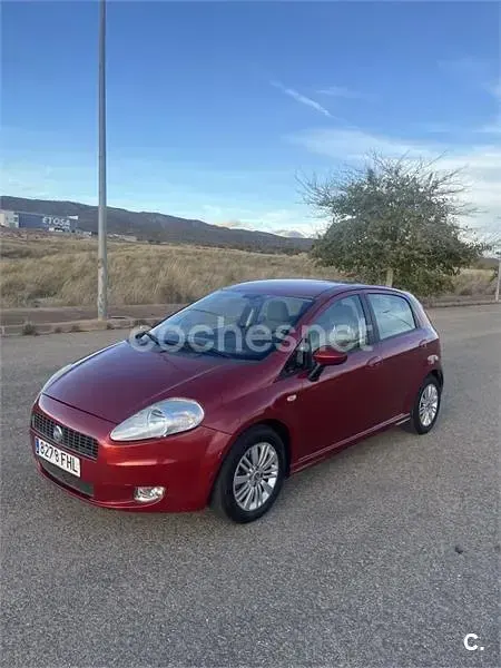 Usado Fiat Grande Punto Emotion 90 CV (66 kW) 2006 Granate Utilitario