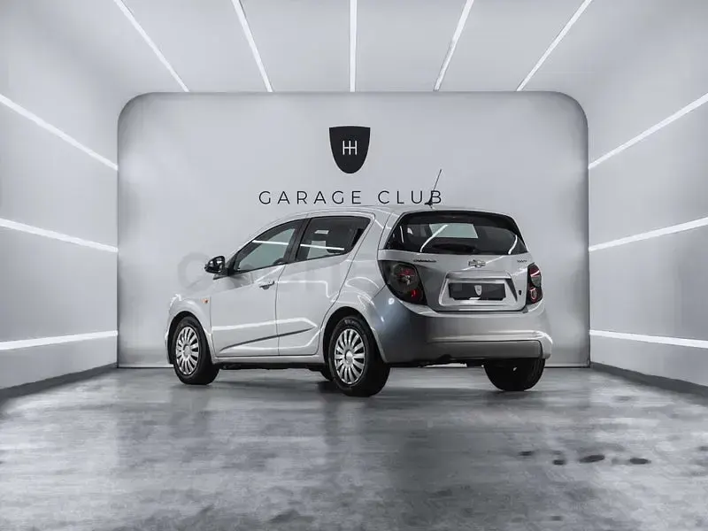 Usado Chevrolet Aveo LS 86 CV (63 kW) 2013 Gris / plata Berlina
